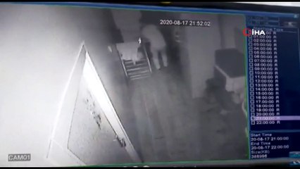 Şişli’de berbere giren bıçaklı soyguncu güvenlik kamerasında