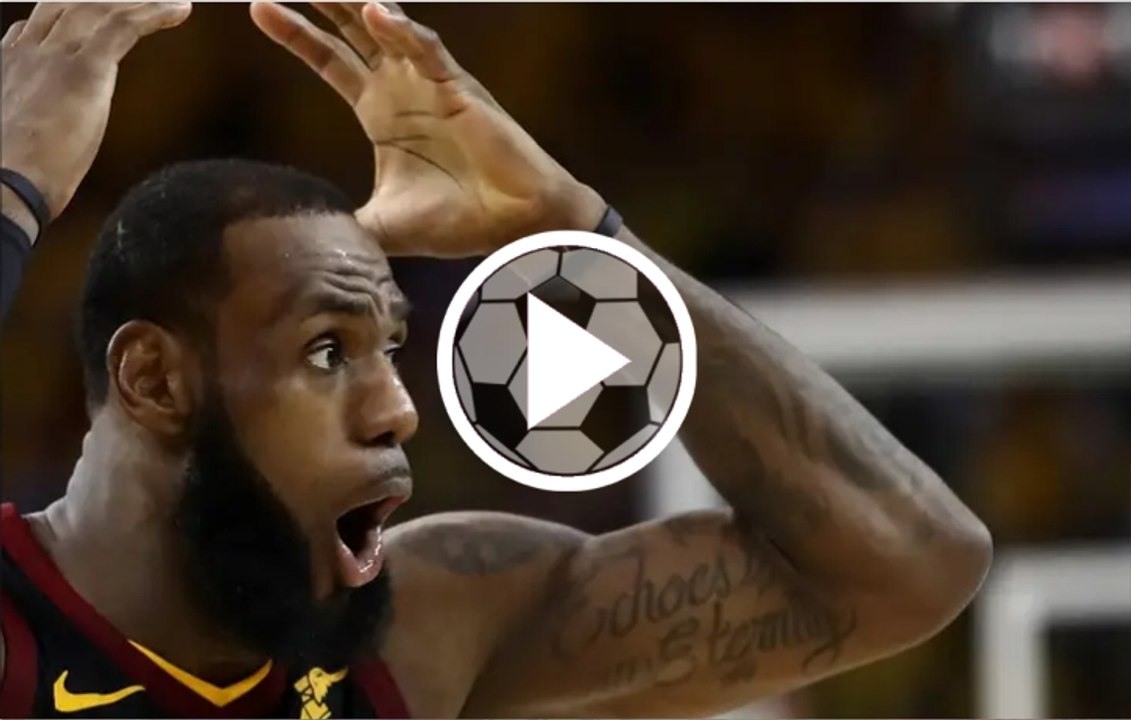 Bestial tapa de LeBron James que deja el balón...