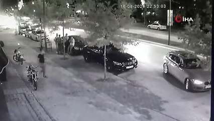 Aman dikkat! Kaza yapan araçlarını kontrol ederken araba çarptı... O anlar kamerada