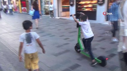 Taksim’de iki çocuğun “Martı”ya bindiği anlar ilginç görüntüler oluşturdu