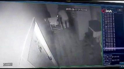Berbere giren bıçaklı soyguncu kıskıvrak yakalandı