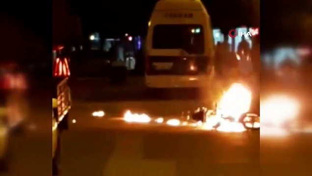Seyir halindeki motosiklet alev alev yandı