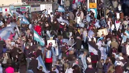 الأرجنتينيون في الشوارع احتجاجا على إجراءات الحجر الصحي الحكومية