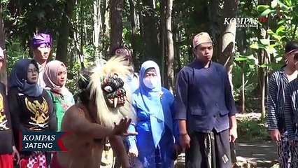 Ikuti Upacara Kemerdekaan, Warga Kandri Kenakan Baju Adat
