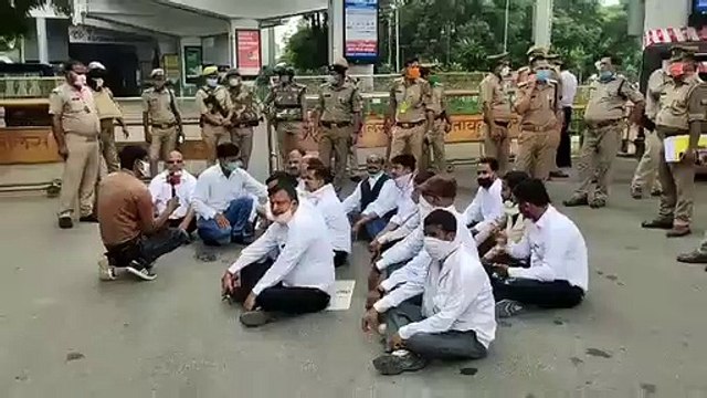 लखनऊ: फीस वृद्धि को लेकर के परिवर्तन चौराहा पर बैठे अभिभावक