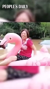 صيني ينقذ والدته من الفيضانات بطريقة مبتكرة: فيديو مثير للضحك