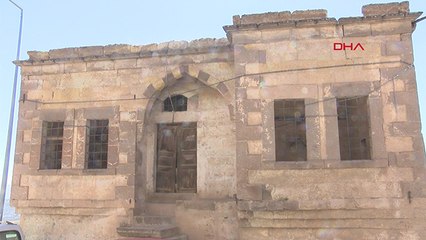 100 yıllık binanın yıkılmaması için zincirli önlem