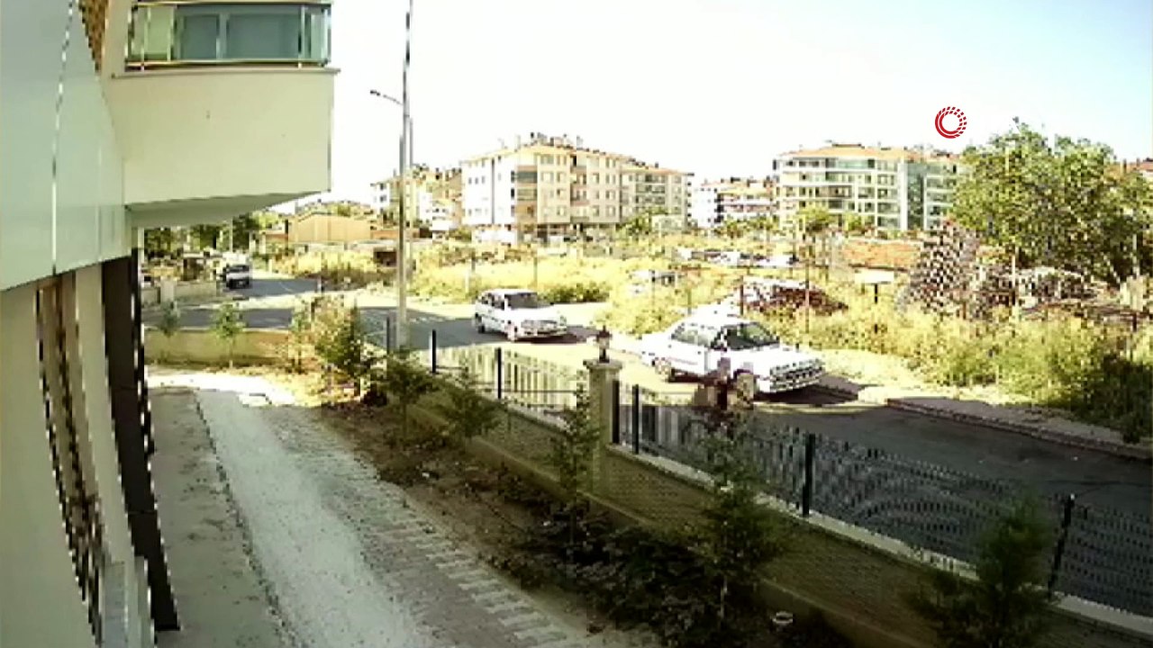 Kilidi kıramayınca tekerini bırakıp bisikleti çaldığı anlar kamerada