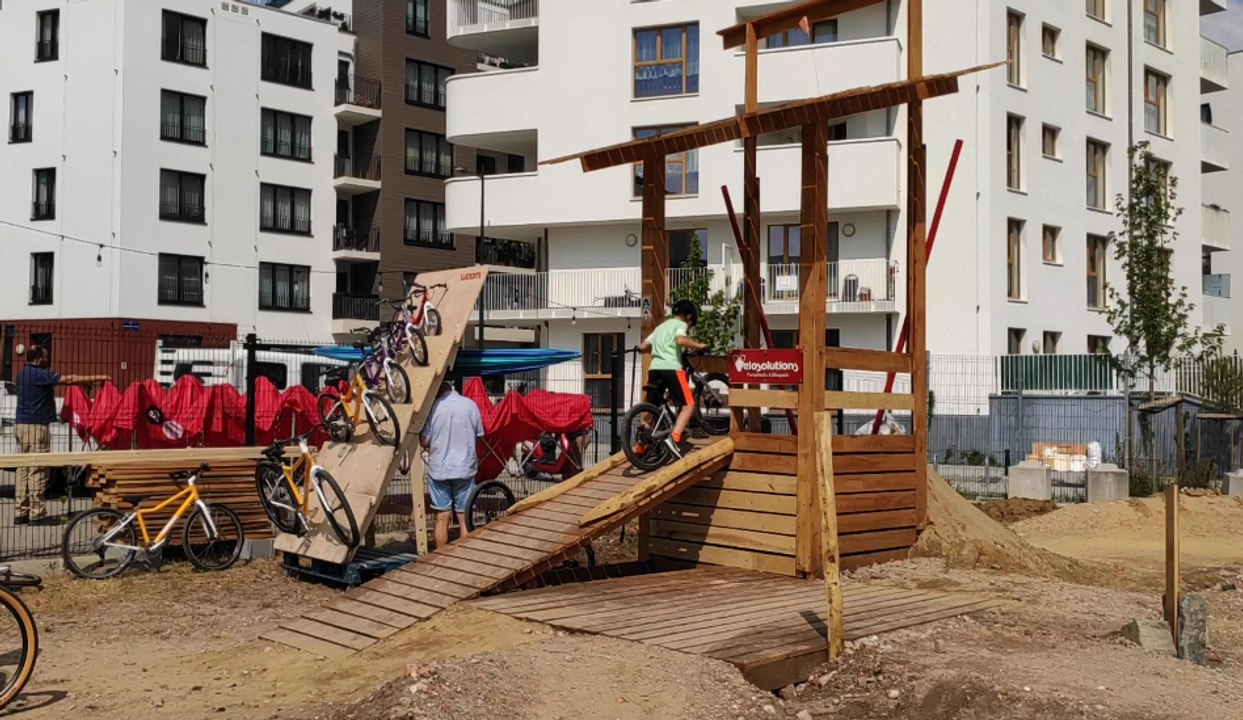 Le premier "pumptrack" bruxellois, destiné aux vélos ou rollers, est installé à Laeken