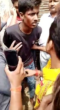 महिला से पैसे छीन कर भाग रहे चोर को जनता ने पकड़ कर पीटा, वीडियो वायरल