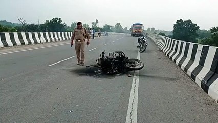 चलती बाइक में अचानक लगी आग