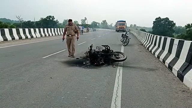 चलती बाइक में अचानक लगी आग