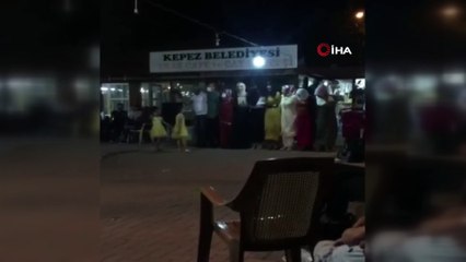 Sosyal mesafeyi halayla deldiler