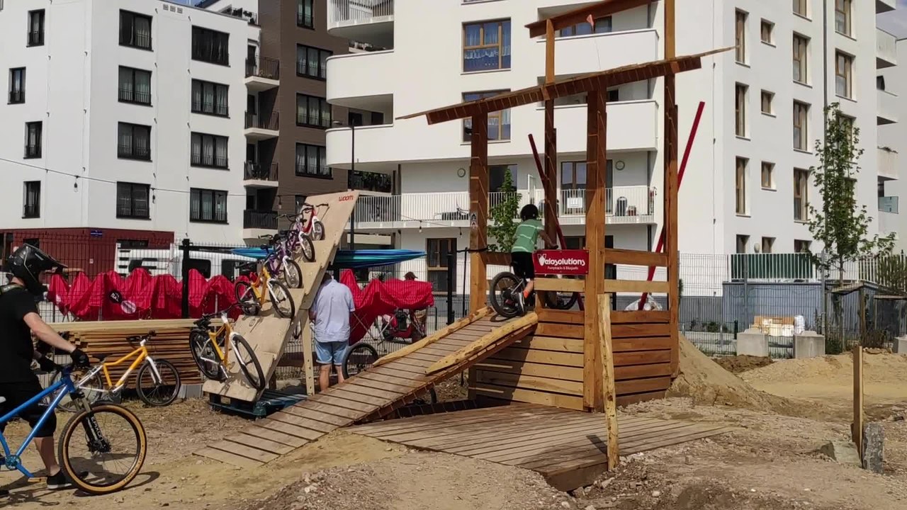 Le premier "pumptrack" bruxellois, destiné aux vélos ou rollers, est installé à Laeken
