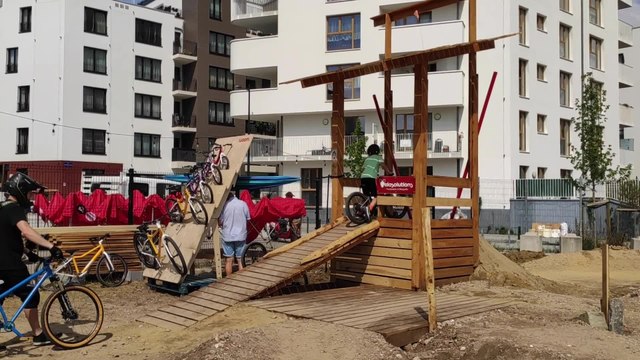 Le premier pumptrack bruxellois, destiné aux vélos ou rollers, est installé à Laeken