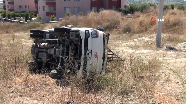 Devrilen kamyonetten burnu bile kanamadan çıktı