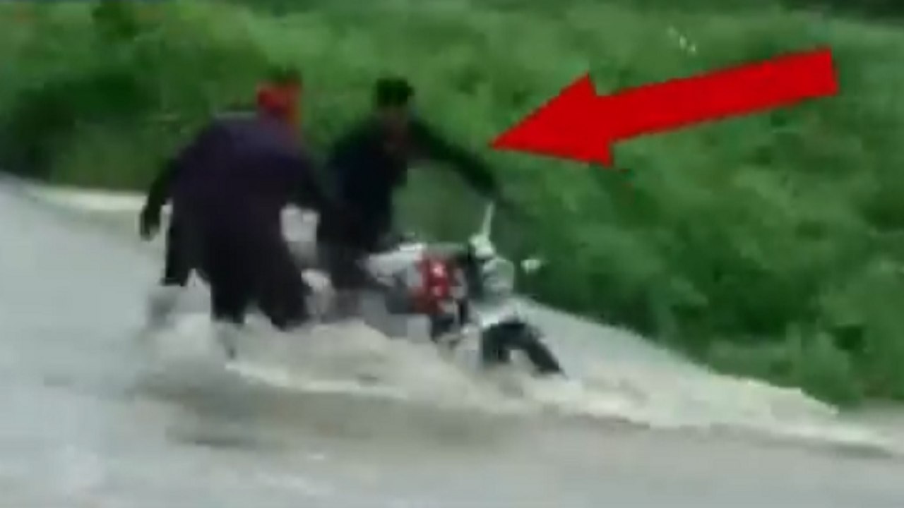 Bike stuck in flood water in Maharashtra video Dailymotion