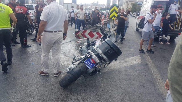 Motosikletli polisler kaza yaptı! İki yunus polisi ağır yaralı