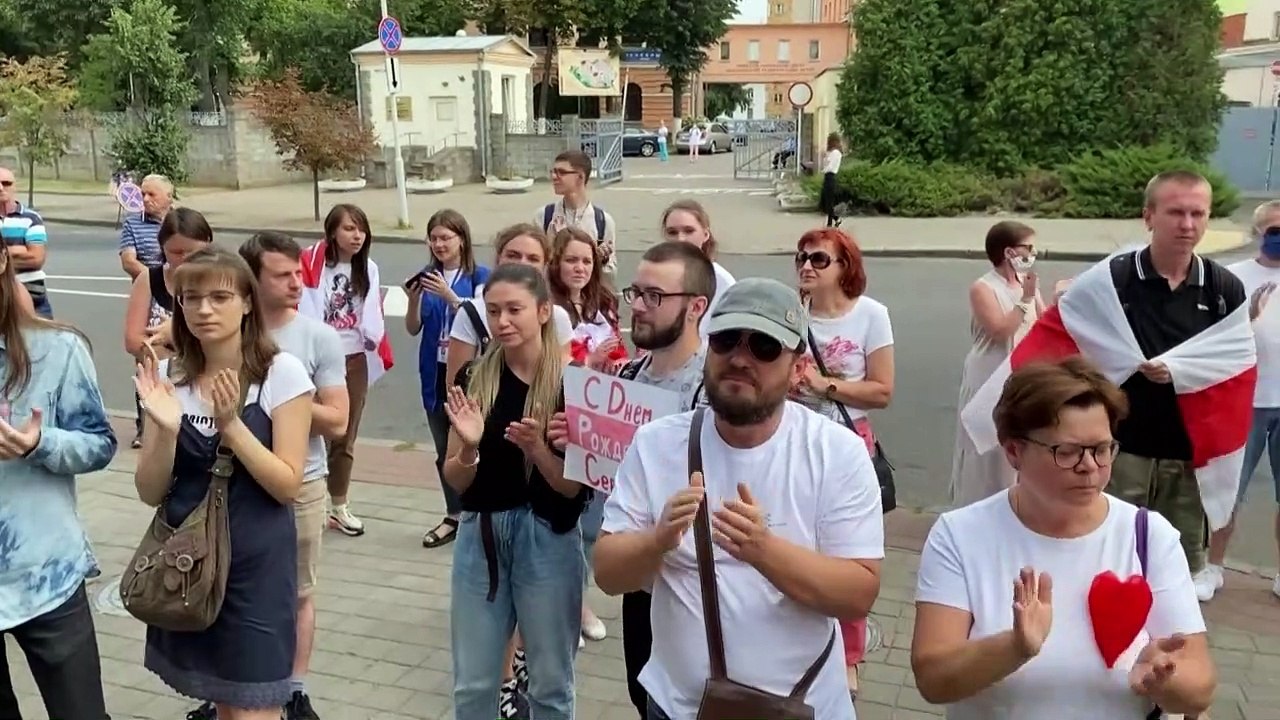 Belarus: protestos continuam; Lukashenko conver...