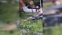 Caminhão de lixo cai de barranco e motorista fica ferido em Cariacica
