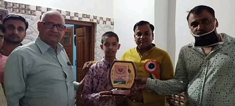 भाजपा जिला अध्यक्ष ने छात्र को किया सम्मानित