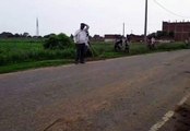 सड़क के किनारे मनरेगा मजदूरों से कराई जा रही साफ-सफाई