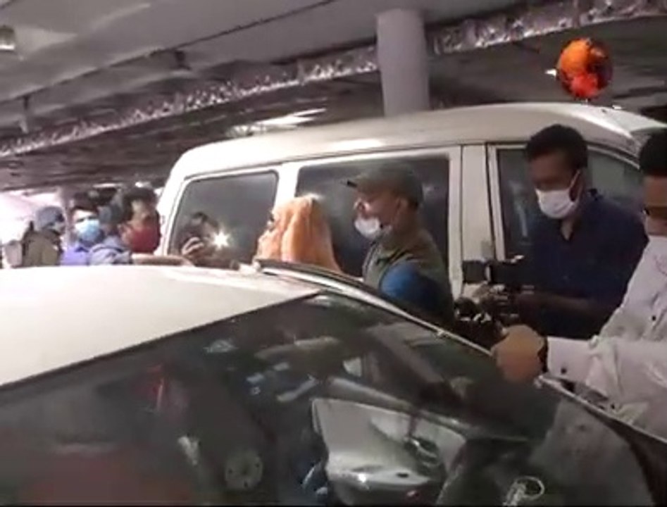 বিমানবন্দরে স্বামীকে নিয়ে দুই স্ত্রীর কাড়াকাড়ি