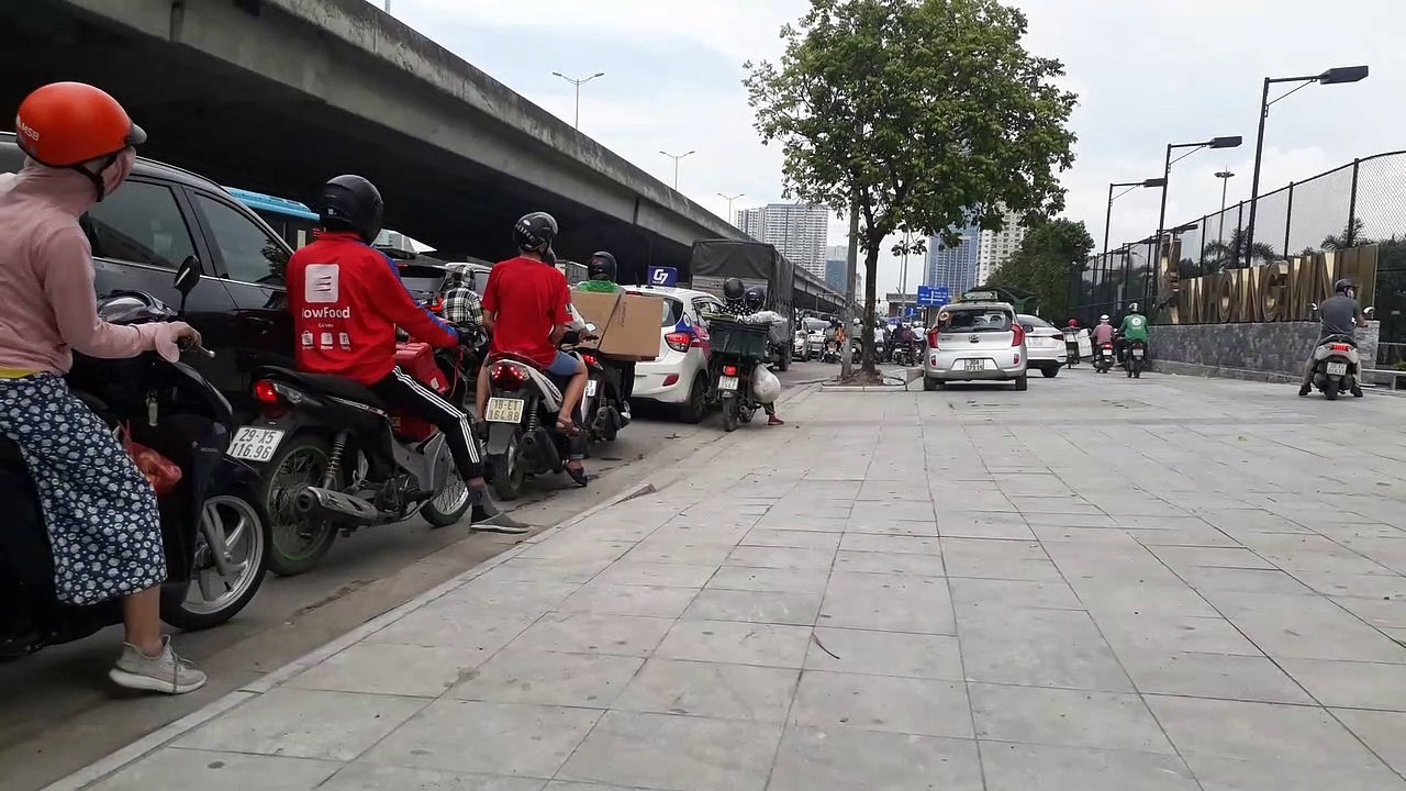 Đường không đi, đi lên vỉa hè ngã sấp mặt....Motorcycle ride onto the sidewalk and the ending ..