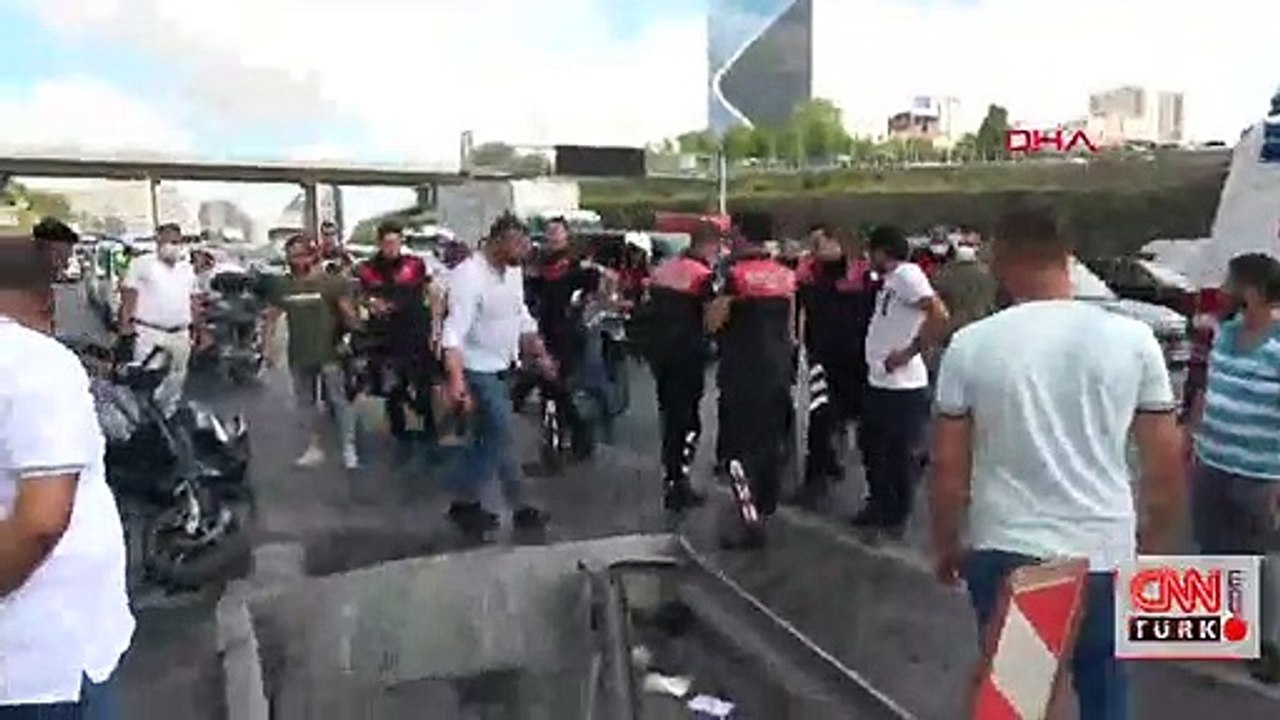 Motosikletli polisler kaza yaptı. Ağır yaralanan 2 polis memuru hastaneye kaldırıldı | Video