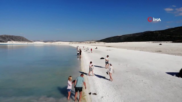 Valilikten Salda Gölü açıklaması...Çamur banyosu ile birlikte, piknik, göl içinde ve duş alanlarında şampuan kullanmak, çadır kurmak yasaklandı