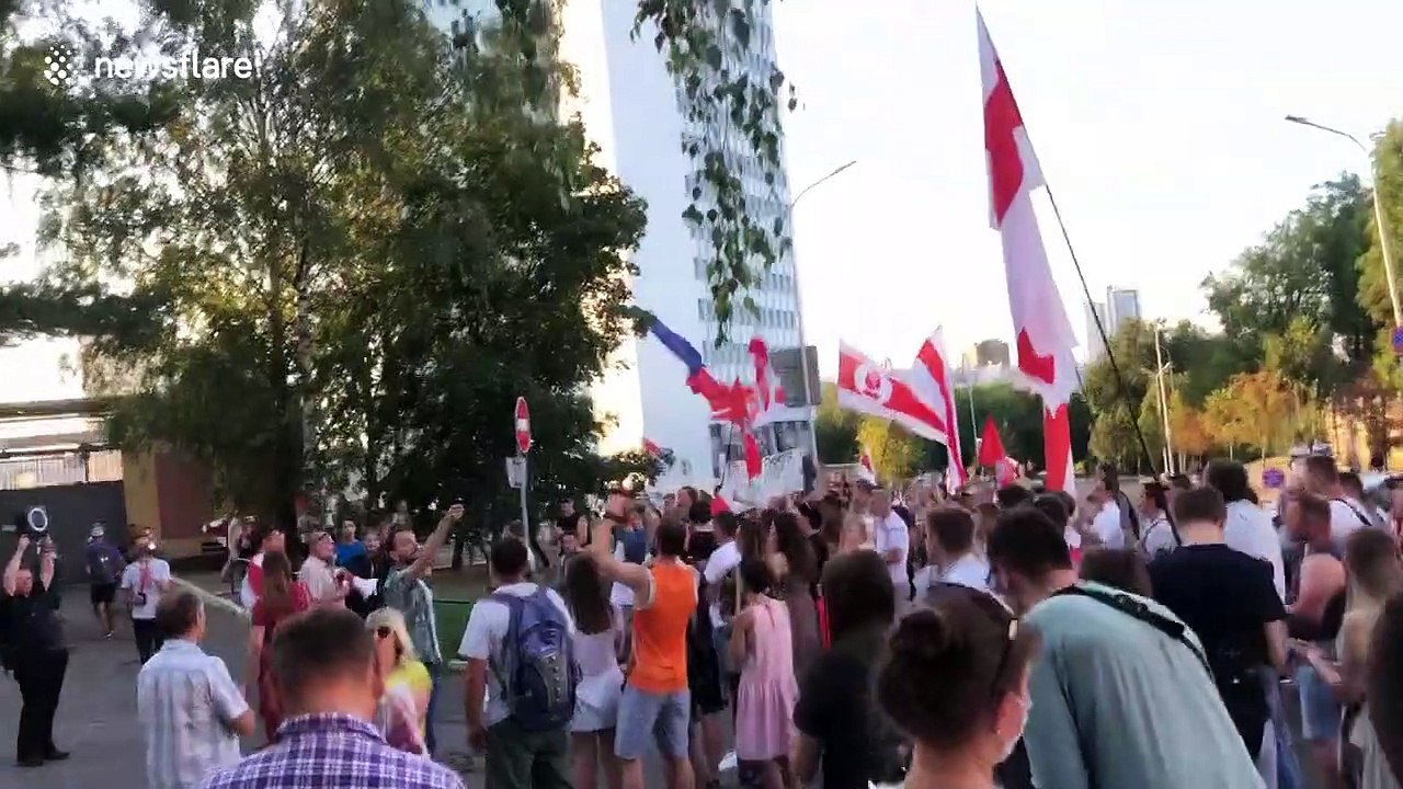 Protesters outside Minsk detention centre demand release of political prisoners before marching to notorious Okrestina jail