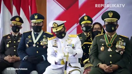 Warga berjalan membawa tanaman saat Gerakan Bulan Menanam 2020 di Kawasan Bandung Utara.