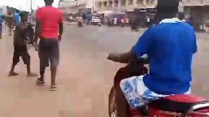 Des maliens manifestent  devant la maison du Président IBK à Bamako
