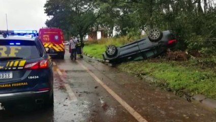 Mulher é socorrida após capotar BMW na rodovia BR-467