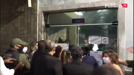 Barricada feminista para proteger el derecho de una menor a abortar