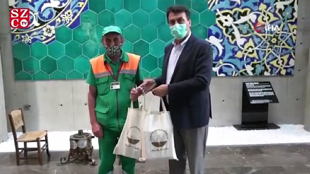 Yüklü miktarda parayı sahibine ulaştıran temizlik işçisini belediye başkanı ödüllendirdi