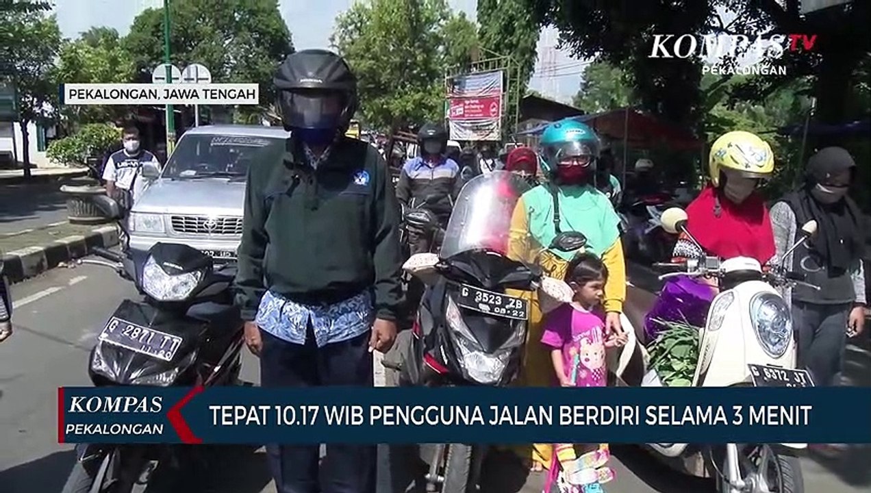 Tepat 10.17 WIB Pengguna jalan berdiri selama 3 menit