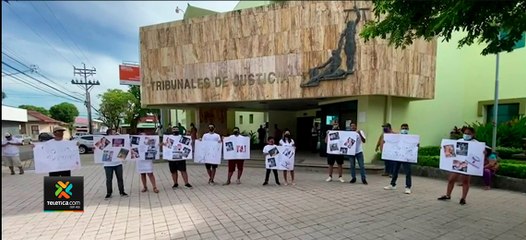 tn7-Allegados-de-joven-desaparecida-se-manifestaron-en-los-tribunales-de-Santa-Cruz-180820