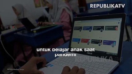 Arga Mahendra siswa MI Ruhul Islam belajar di rumahnya secara online di kawasan Kampung Penampungan Gasong, Jakarta.