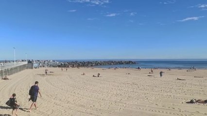 Download Video: Los donostiarras se acercan a las playas desde primera hora ante la jornada de calor