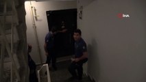 Polis, alıkonulan kadını kurtarmak için kapıyı tekmeledi