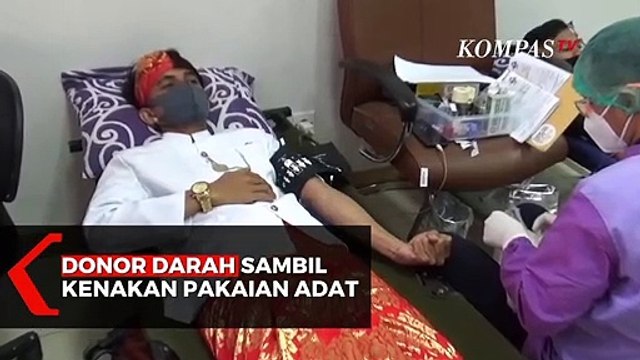 Donor Darah Sambil Kenakan Pakaian Adat