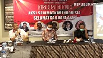Warga menunjukkan contoh surat suara saat simulasi pemungutan suara pemilihan serentak 2020 di Jakarta.