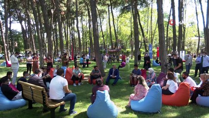 Kitap kurtlarını açık havada buluşturan kütüphane