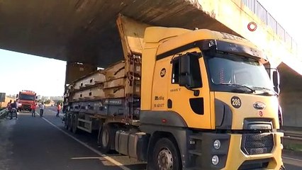Tekirdağ'da iş makinesi yüklü tır köprüye sıkıştı