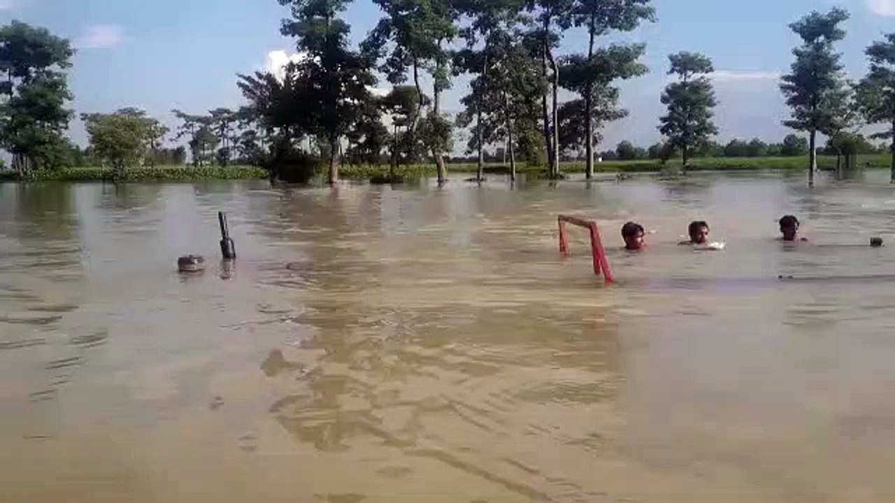 लखीमपुर खीरी: बाढ़ के पानी मे डूबे ट्रेक्टर-ट्राली,चालक ने तैरकर बचाई जान