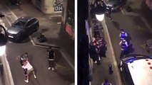 Un boxeur se bat avec des policiers en civil