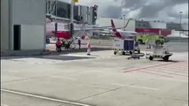 Iván Duque recibe a pie de pista a los primeros pasajeros que aterrizan en Medellín en 5 meses