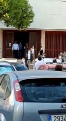 Pedro Sánchez, abucheado a la salida de una iglesia en Matalascañas