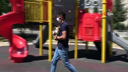 Farkındalık olsun diye köpeğini maskesiz gezdirmiyor